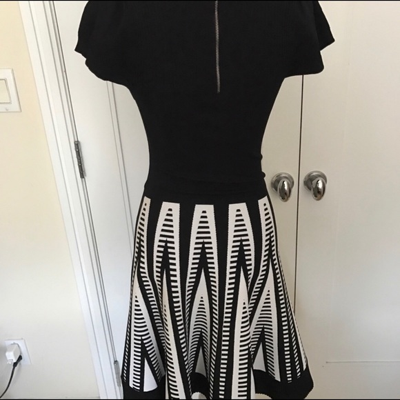 NWT-Alice + Olivia B&W Geometric Print Fit Knit - Picture 5 of 6